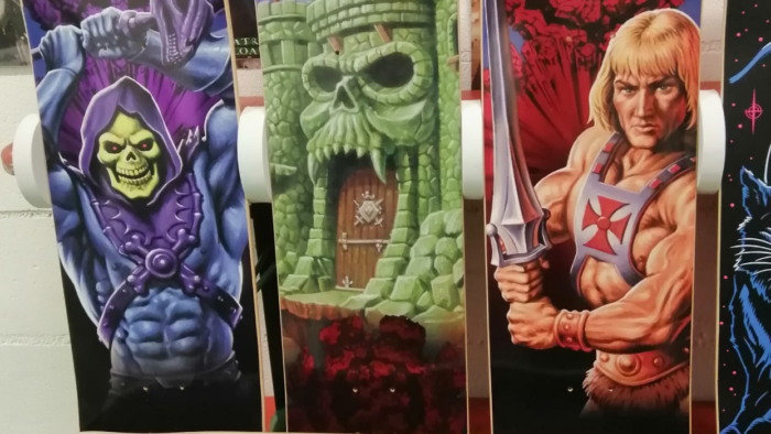 Skateboards mit Bildern der Figuren Skeletor und He-Man.